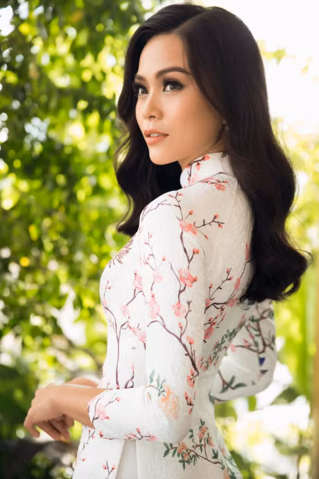 Ngam Quan quan NextTop Model Mau Thuy diu dang, nen na trong ta ao dai - Anh 11