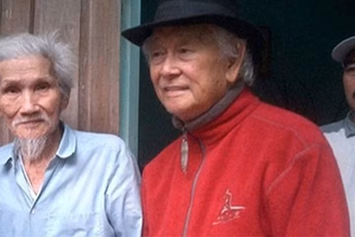 Nhạc sĩ Phạm Duy (áo đỏ)