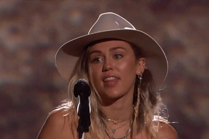 "Gái hư" Miley Cyrus rơi nước mắt trên sân khấu Billboard