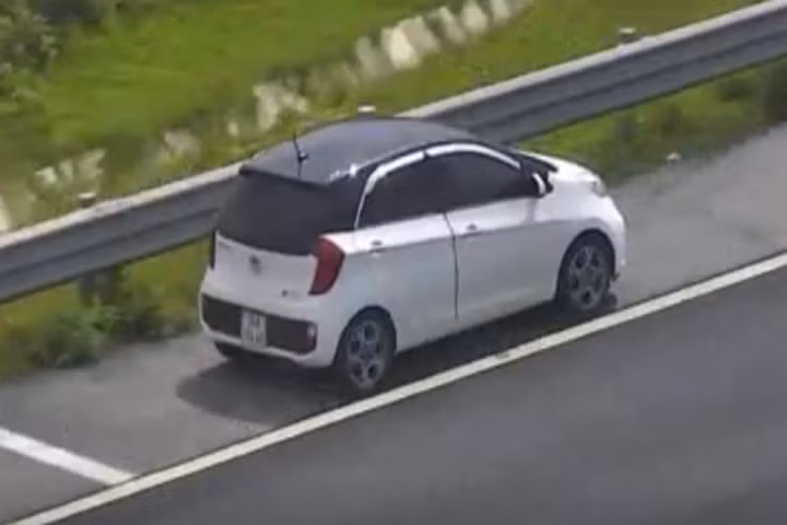 Chiếc ô tô do nữ tài xế H. điều khiển chạy ngược chiều trên cao tốc.