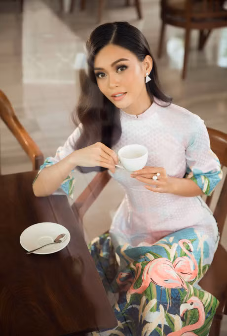Ngam Quan quan NextTop Model Mau Thuy diu dang, nen na trong ta ao dai - Anh 10