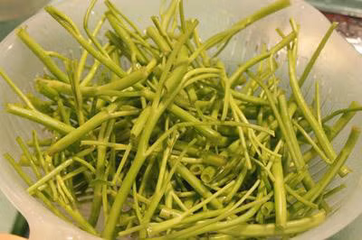 Cach lam rau muong chua gion ngot chong ngan cho ca nha - Anh 1