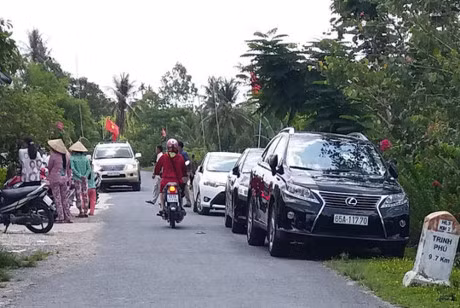 Cuu bi thu Hau Giang noi gi vu xe cong di khanh thanh phu duong? - Anh 2