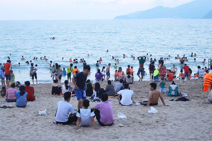 Bãi biển Nha Trang bị rác "tấn công" trong dịp lễ 30/4