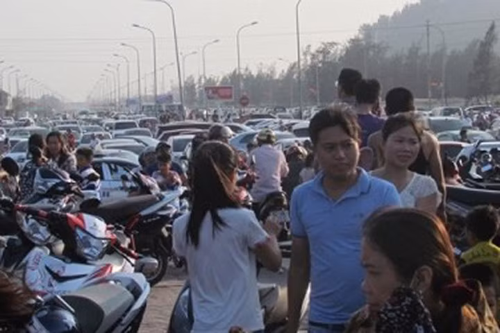 Chật cứng các phương tiện, du khách trên tuyến đường 70m.