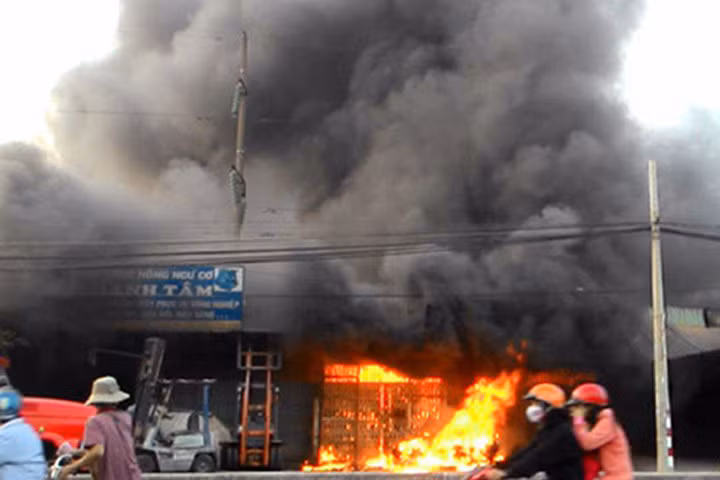 Quốc lộ 4D lên Sa Pa ách tắc nghiêm trọng do cháy nhà