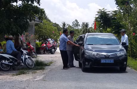 Cuu bi thu Hau Giang noi gi vu xe cong di khanh thanh phu duong? - Anh 3