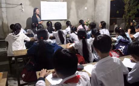 Nguoi thay khuyet tat va lop hoc mien phi cho tre em ngheo - Anh 2