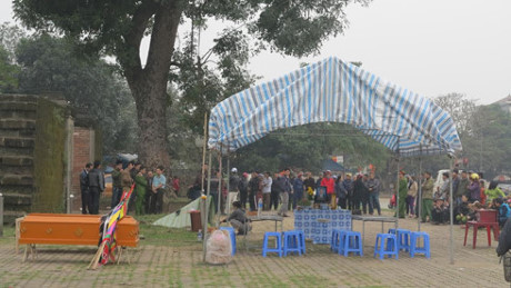 Nghe An: Phat hien nguoi dan ong tu thieu tai cong thanh - Anh 2