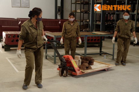 Một ngày làm việc kho dự trữ tăng thiết giáp Việt Nam - Ảnh 11 Mot ngay lam viec kho du tru tang thiet giap Viet Nam - Anh 11