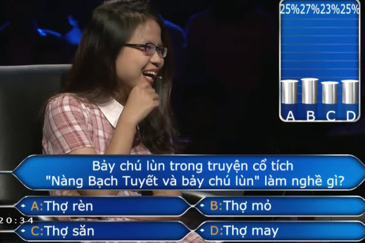 Thí sinh hỏi ý kiến khán giả trong trường quay. Ảnh chụp màn hình.
