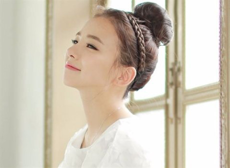 Những kiểu tóc búi đơn giản, gọn gàng nhưng bao giờ hết hot cho mùa hè - Ảnh 3 Nhung kieu toc bui don gian, gon gang nhung bao gio het hot cho mua he - Anh 3