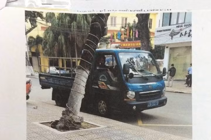 Hình ảnh xe biển xanh của UBND phường Thanh Khê Đông (Thanh Khê) dừng đỗ sai quy định.