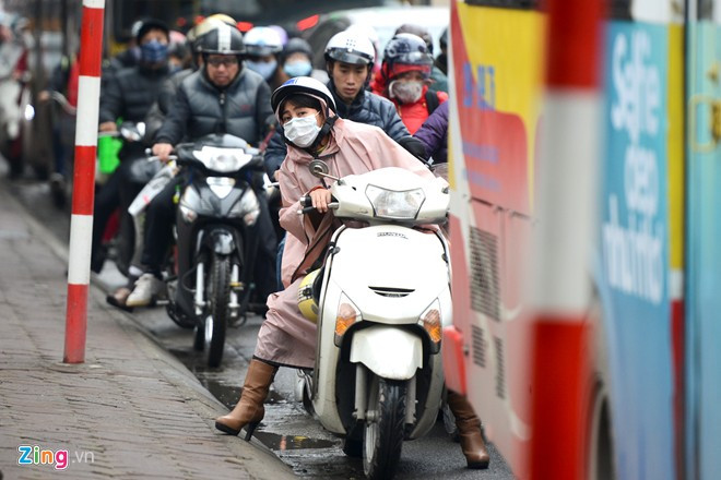 Trong nhiều năm qua, tuyến đường Cầu Giấy, Xuân Thủy (cửa ngõ phía Tây thủ đô) là một trong những điểm đen về ùn tắc giao thông. Kể từ khi đơn vị thi công lập lô cốt rào chắn để thi công công trình Metro, nơi đây dù cấm taxi nhưng vẫn là tuyến đường nhiều người ngại đi vào mỗi khi đi làm về. Ảnh: Anh Tuấn. Những điểm đen ùn tắc giao thông ở Hà Nội
