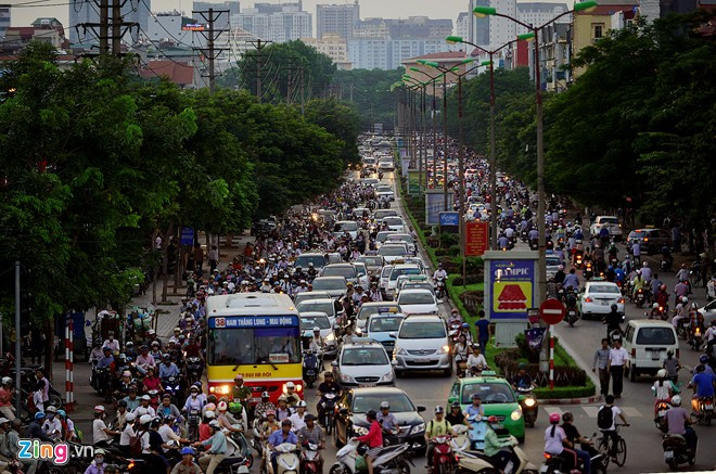 Đường Nguyễn Khánh Toàn thời gian gần đây bỗng trở thành tuyến đường trọng điểm, nơi xe cộ đi về các hướng như Bưởi, Đào Tấn, Nguyễn Văn Huyên, Cầu Giấy... Ảnh: Lê Hiếu. Những điểm đen ùn tắc giao thông ở Hà Nội
