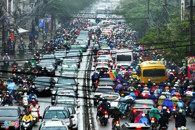 Đường Trường Chinh tuy được mở rộng nhưng một số điểm bị bẻ cong và tạo thành nút thắt cổ chai khiến cho người tham gia giao thông rất vất vả. Ảnh: Anh Tuấn. Những điểm đen ùn tắc giao thông ở Hà Nội