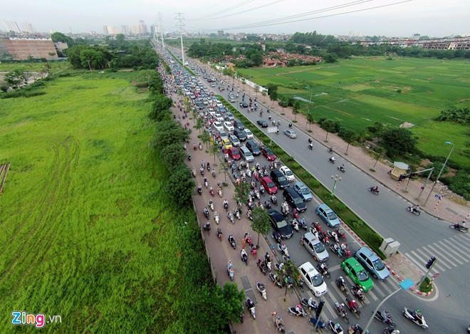 Ùn ứ kéo dài vào mỗi buổi sáng là tuyến Tố Hữu , đoạn từ ngã tư Trung Văn tới nơi giao cắt với phố Thanh Bình (quận Hà Đông). Do mật độ dân di cư nhiều về phía Tây Nam thủ đô, hàng loạt khu đô thị mới mọc lên tại các quận Hà Đông, Nam Từ Liêm đã khiến cho khu vực này có một số lượng lớn người dân ùn ùn đến hoặc rời thành phố vào giờ cao điểm. Ảnh: Hoàng Hà - Duy Hiếu. Những điểm đen ùn tắc giao thông ở Hà Nội