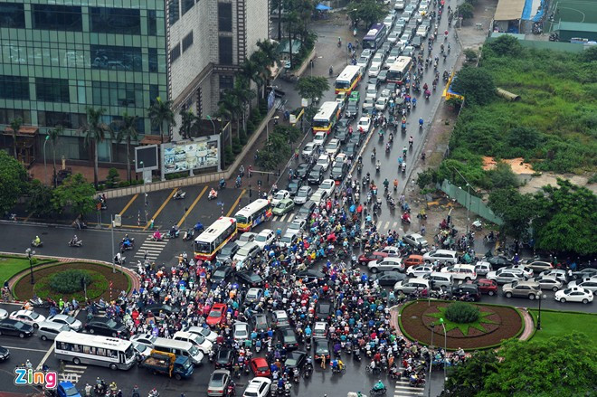 Mỗi lần phải đi qua nút giao Hoàng Minh Giám - Trần Duy Hưng - Nguyễn Chánh là một nỗi lo lắng đối với người đi đường ở khu vực quận Cầu Giấy. Đặc biệt, khi trời mưa, ngã tư này thường bị rối loạn, không xe nào chịu nhường xe nào dẫn đến cảnh các phương tiện đi phía sau phải chôn chân đợi khá lâu, ùn ứ kéo dài. Ảnh: Hoàng Hà. Những điểm đen ùn tắc giao thông ở Hà Nội