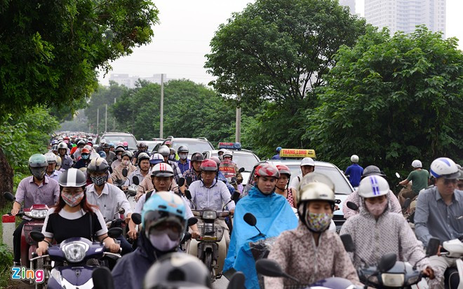 Các con đường nhỏ như Trung Văn nay cũng cõng một lưu lượng phương tiện dày đặc. Ảnh: Lê Hiếu. Những điểm đen ùn tắc giao thông ở Hà Nội