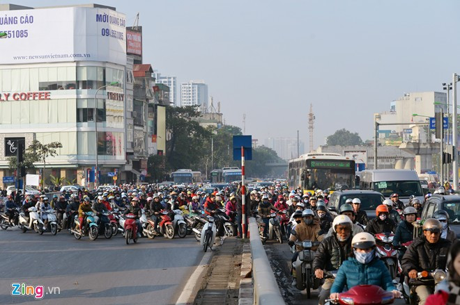 Dọc toàn tuyến từ cầu vượt Ngã Tư Sở đến khu vực Trần Phú (quận Hà Đông), các phương tiện luôn gặp khó khăn bất kể thời gian nào trong ngày. Ảnh: Hoàng Hà. Những điểm đen ùn tắc giao thông ở Hà Nội