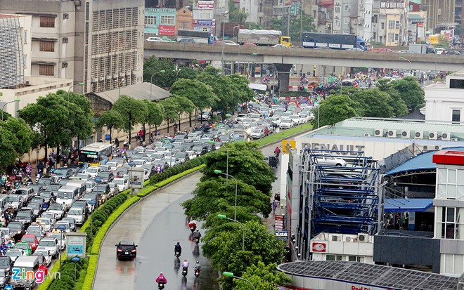 Đường Lê Văn Lương đoạn từ cầu vượt giao cắt đường Láng đến ngã tư Khuất Duy Tiến thường xuyên kẹt cứng với 4 làn ôtô lấn át xe máy. Ảnh: Lê Hiếu. Những điểm đen ùn tắc giao thông ở Hà Nội