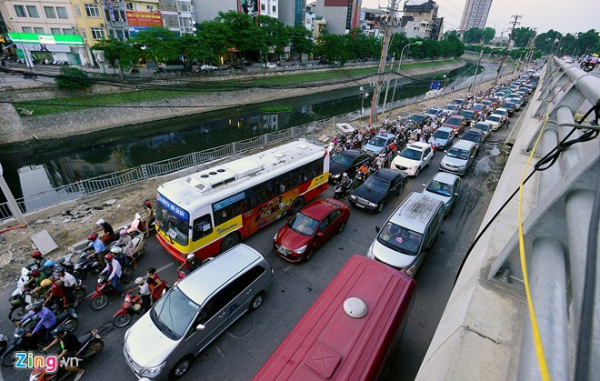 Đường Bưởi mới (ven sông Tô Lịch) mới được xây dựng và mở rộng. Các phương tiện phải chờ đợi 3 đến 4 nhịp đèn mới thoát qua. Ảnh: Lê Hiếu. Những điểm đen ùn tắc giao thông ở Hà Nội