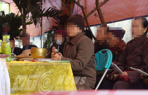 Sư thầy T. chủ trì buổi tụng kinh hộ niệm cho ông D. Sư thầy T. chủ trì buổi tụng kinh hộ niệm cho ông D.