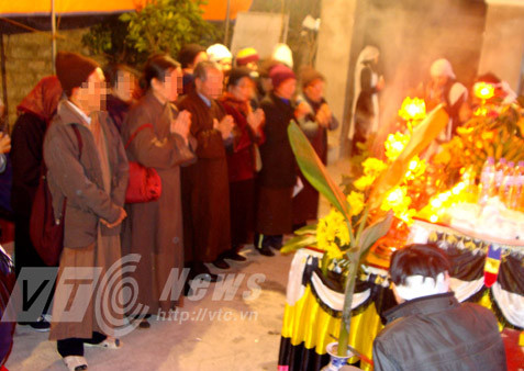 Các Phật tử Ban cầu siêu làm lễ giải nghiệp cho ông D. khi ông đã qua đời Các Phật tử Ban cầu siêu làm lễ giải nghiệp cho ông D. khi ông đã qua đời