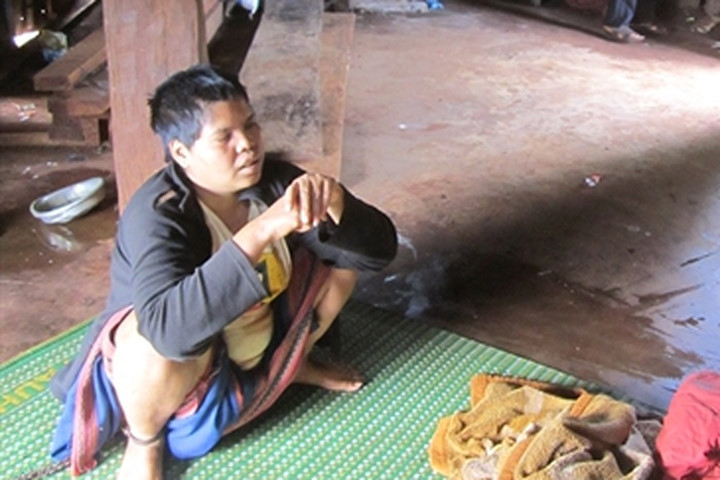 Nhiều người trong làng cho rằng A Ngãi bị "ma sói" nhập vào.