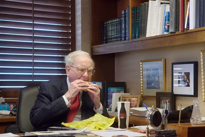 Warren Buffett thường ăn đồ ăn nhanh vào bữa sáng. Ảnh: HBO
