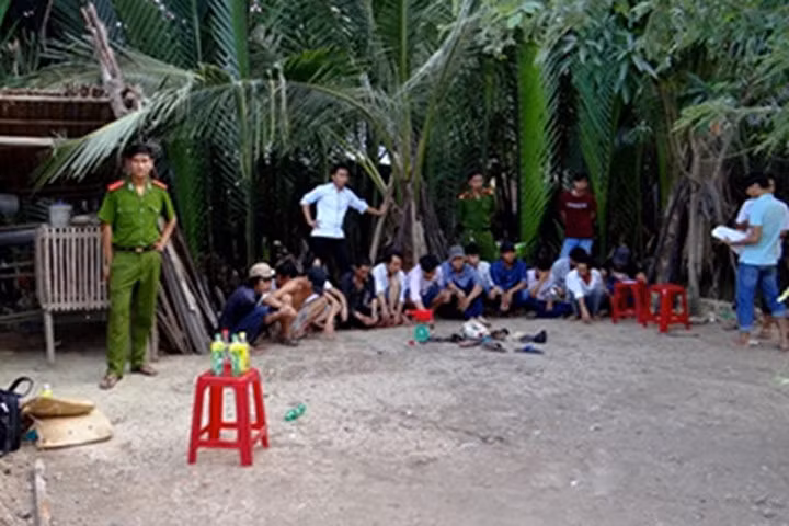 Cảnh sát đột nhập trường gà bắt 32 đối tượng
