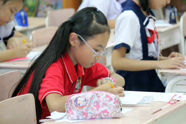 Khi vào phòng thi, cô bé tập trung viết rất nghiêm túc. Khi vào phòng thi, cô bé tập trung viết rất nghiêm túc.