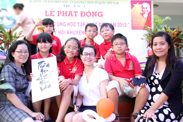 Sau cuộc thi này, vào 4/10 tới, Phương Mỹ Chi sẽ tham gia một tiết mục song ca đặc biệt với ca sĩ Quang Lê trong liveshow của anh tại sân khấu Lan Anh, TP HCM. Sau cuộc thi này, vào 4/10 tới, Phương Mỹ Chi sẽ tham gia một tiết mục song ca đặc biệt với ca sĩ Quang Lê trong liveshow của anh tại sân khấu Lan Anh, TP HCM.