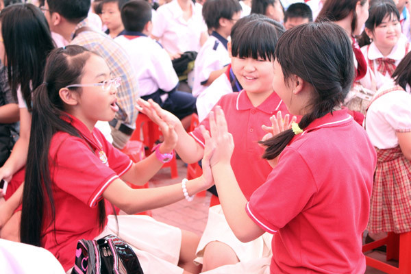 Giọng ca nhí vui vẻ đùa nghịch với bạn bè cùng trường. Giọng ca nhí vui vẻ đùa nghịch với bạn bè cùng trường.