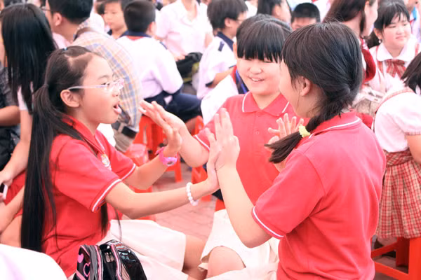 Giọng ca nhí vui vẻ đùa nghịch với bạn bè cùng trường.