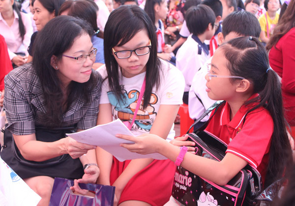 Phương Mỹ Chi được cô giáo dặn dò kỹ lưỡng. Phương Mỹ Chi được cô giáo dặn dò kỹ lưỡng.