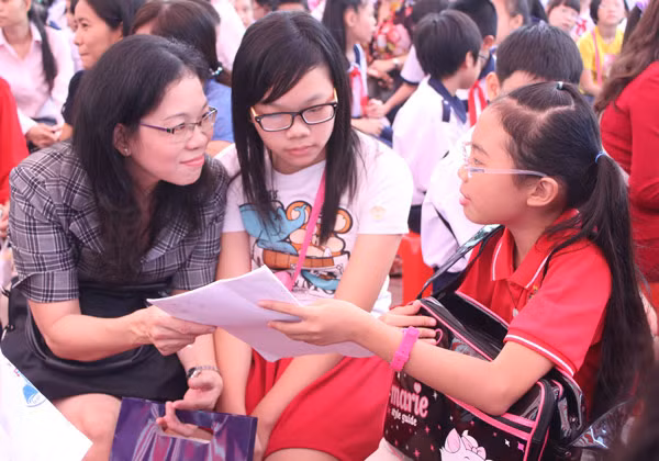 Phương Mỹ Chi được cô giáo dặn dò kỹ lưỡng.