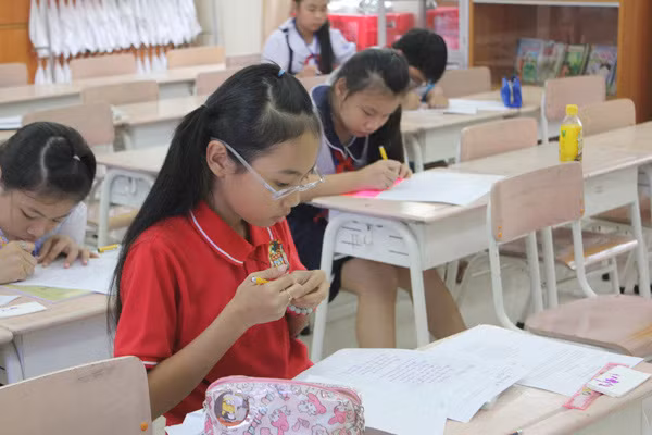 Thời gian này, ngoài việc ca hát, Mỹ Chi dành thời gian học thêm với cô giáo vào buổi tối.