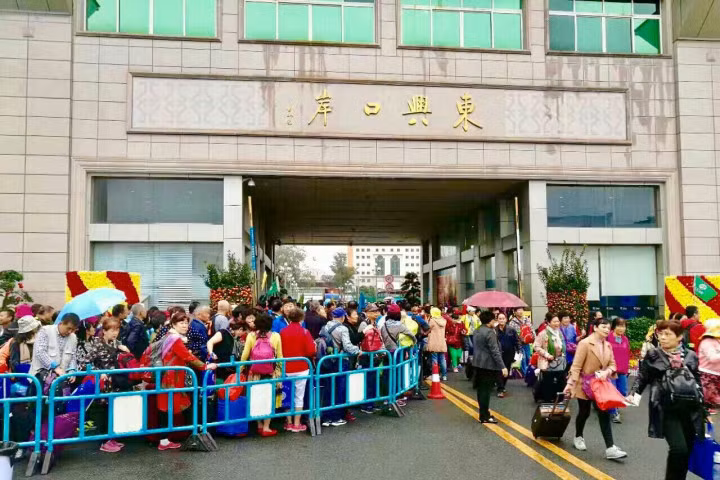 Du khách Trung Quốc kẹt cứng cửa khẩu Móng Cái và vịnh Hạ Long