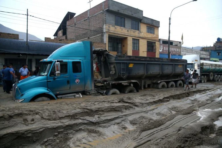 Peru chìm trong bùn sau lũ và lở đất lịch sử