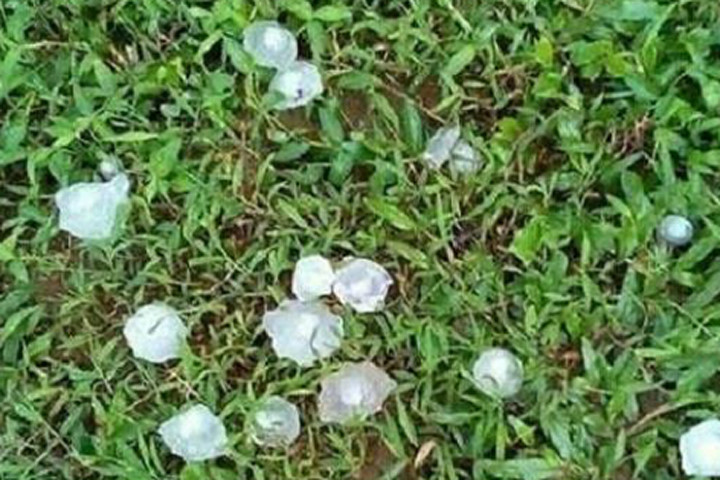 Mưa đá bất thường ở Yên Bái