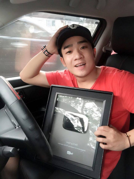 Đỗ Duy Nam nói gì khi nhận được nút Play mạ bạc của Youtube? - Ảnh 4 Do Duy Nam noi gi khi nhan duoc nut Play ma bac cua Youtube? - Anh 4