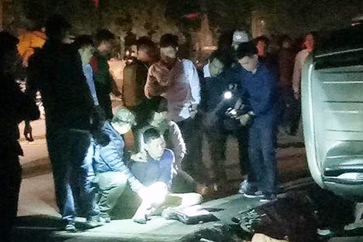 Cảnh sát bắt giữ nghi phạm trong chuyên án. Ảnh: Hóng Hòa Bình.