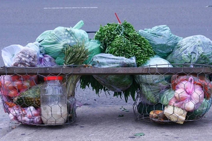 Những sọt hàng chở vào vùng sâu vùng xa.