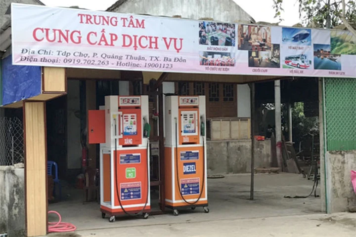 Một điểm bán xăng dầu trái phép bằng các trụ bơm tự động trên địa bàn thị xã Ba Đồn. Ảnh: Lê Phi Long