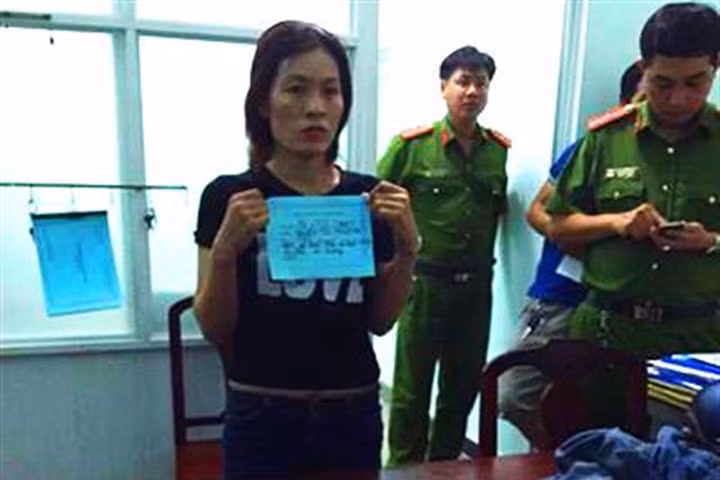 Nữ nghi can bị bắt giữ. Ảnh: Nguyệt Triều.