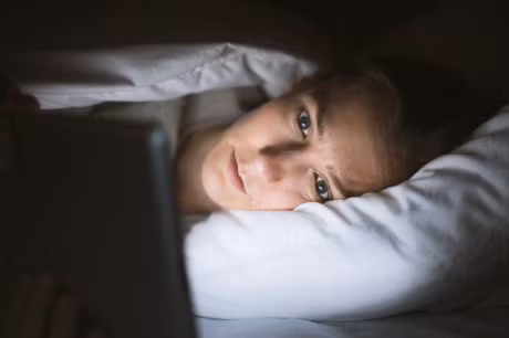 5 benh nguy hiem lien quan den anh den dem - Anh 2