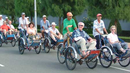 Khách du lịch Hà Nội. Ảnh minh họa