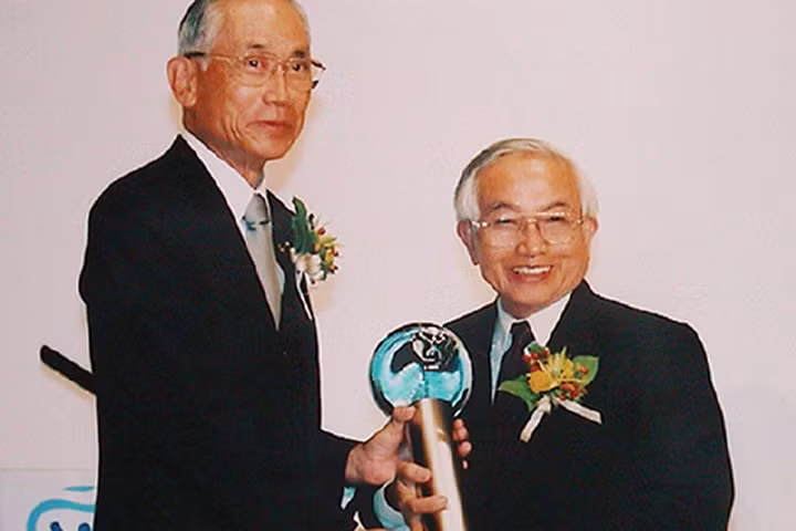 GS. Võ Quý (bên phải) tại lễ trao giải Hành tinh xanh, năm 2003. (Ảnh tư liệu ĐHQGHN)