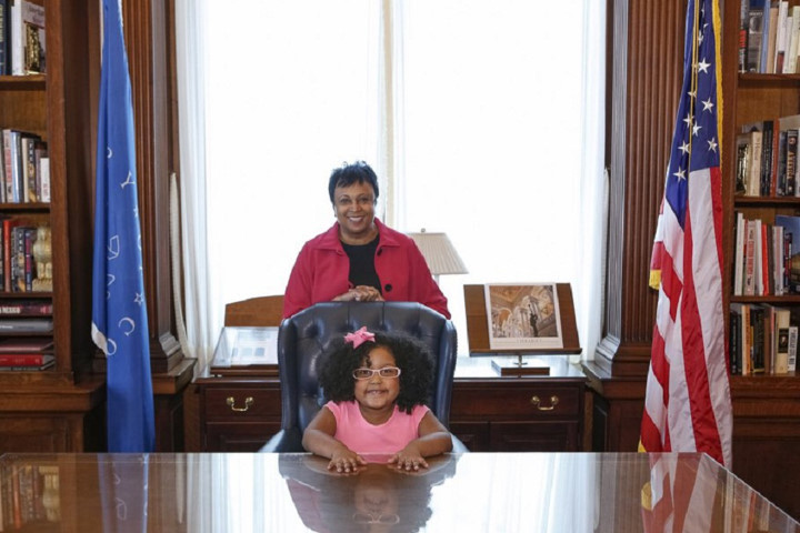 Bà Carla Hayden và bé Daliyah tại Thư viện Quốc hội Mỹ - Ảnh từ trang Tweeter của Thư viện Quốc hội Mỹ